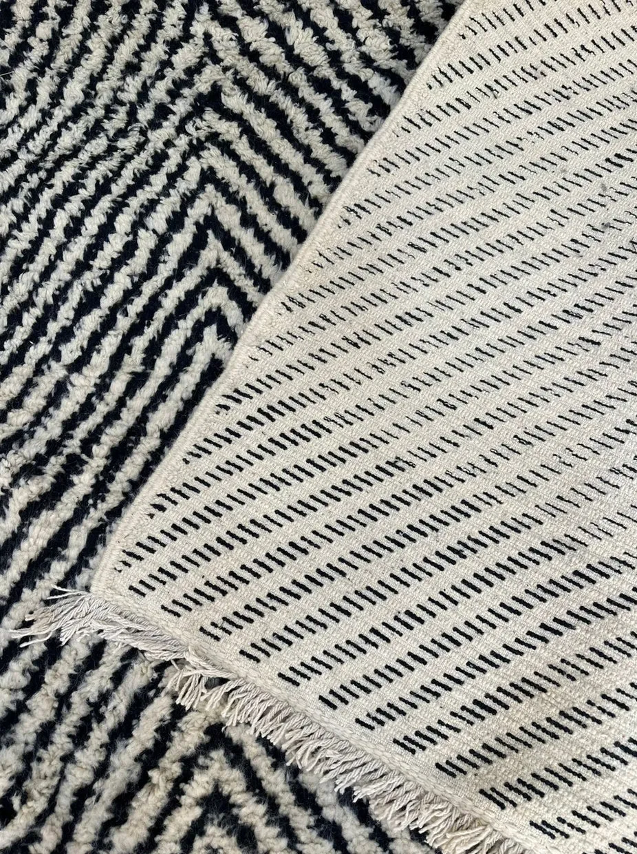 Tapis de couloir berbère Sifaw noir et blanc aux motifs berbères, vue 3 sur 4