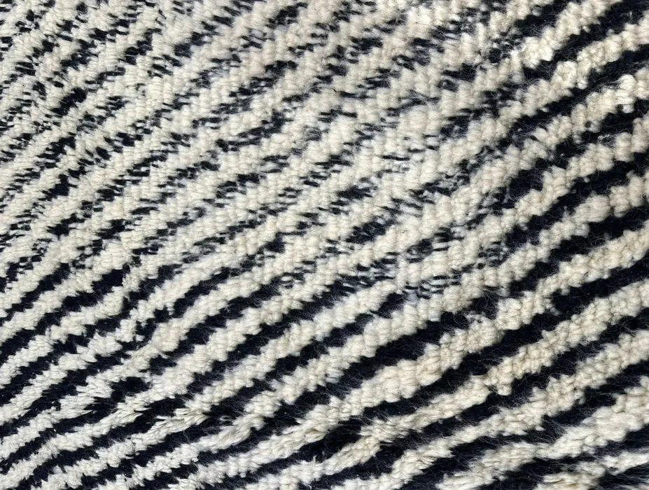Tapis de couloir berbère Sifaw noir et blanc aux motifs berbères, vue 4 sur 4