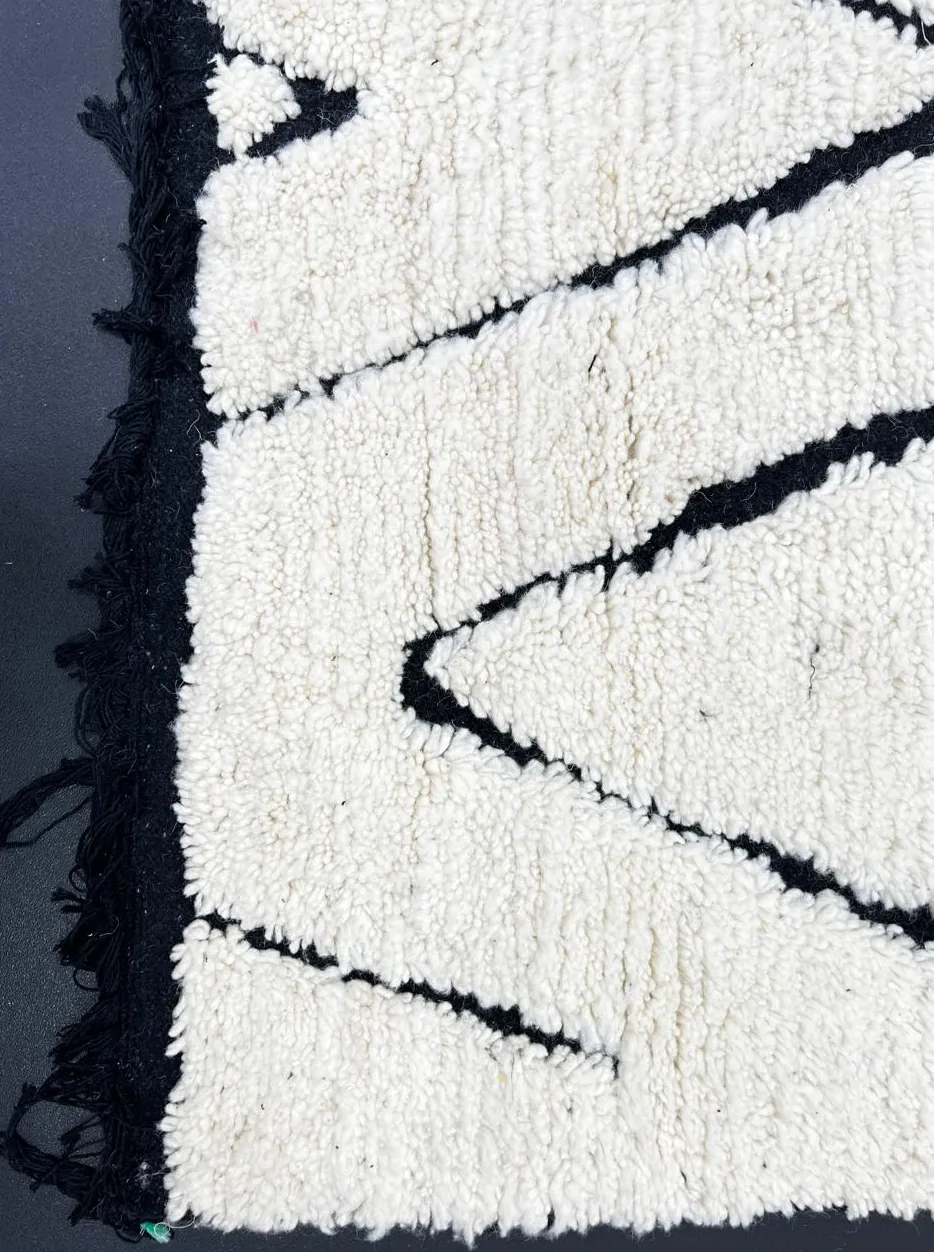 Tapis de couloir berbère Siman noir et blanc à losanges, vue 3 sur 4