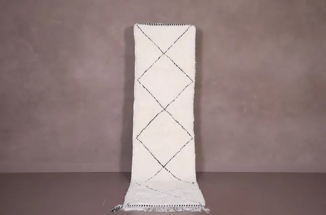 Tapis de couloir berbère Taddart crème et noir à losanges — tapis berbères contemporains
