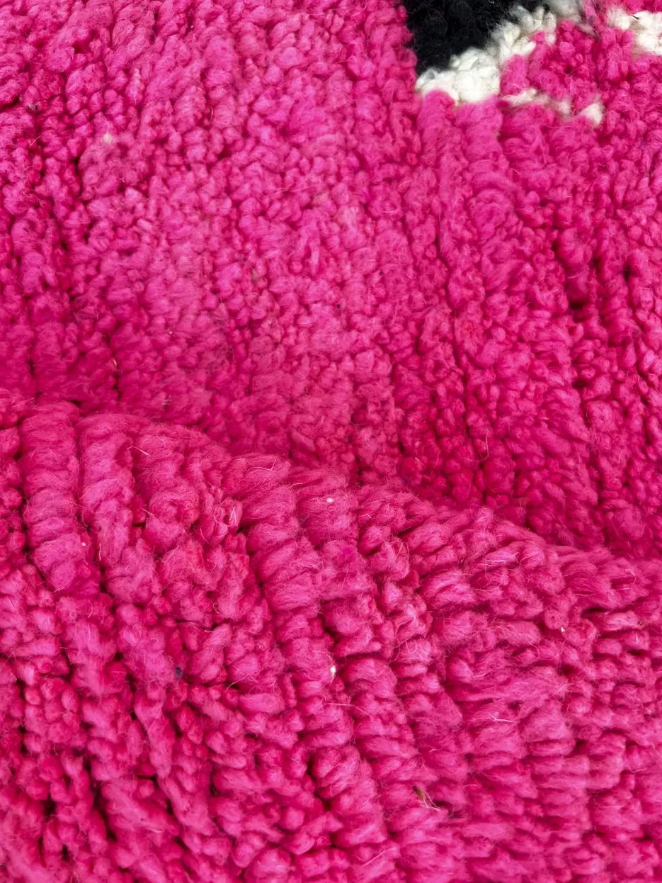 Tapis de couloir berbère Tadla rose aux motifs berbères, vue 3 sur 4