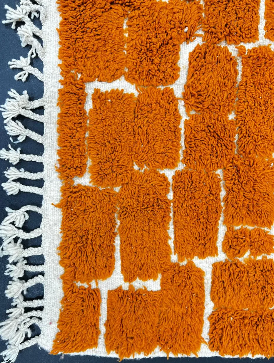 Tapis de couloir berbère Tafsut orange et terracotta, vue 3 sur 4