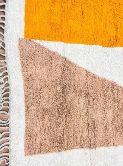 Tapis de couloir berbère Tahanaout blanc et moutarde, vue 3 sur 4