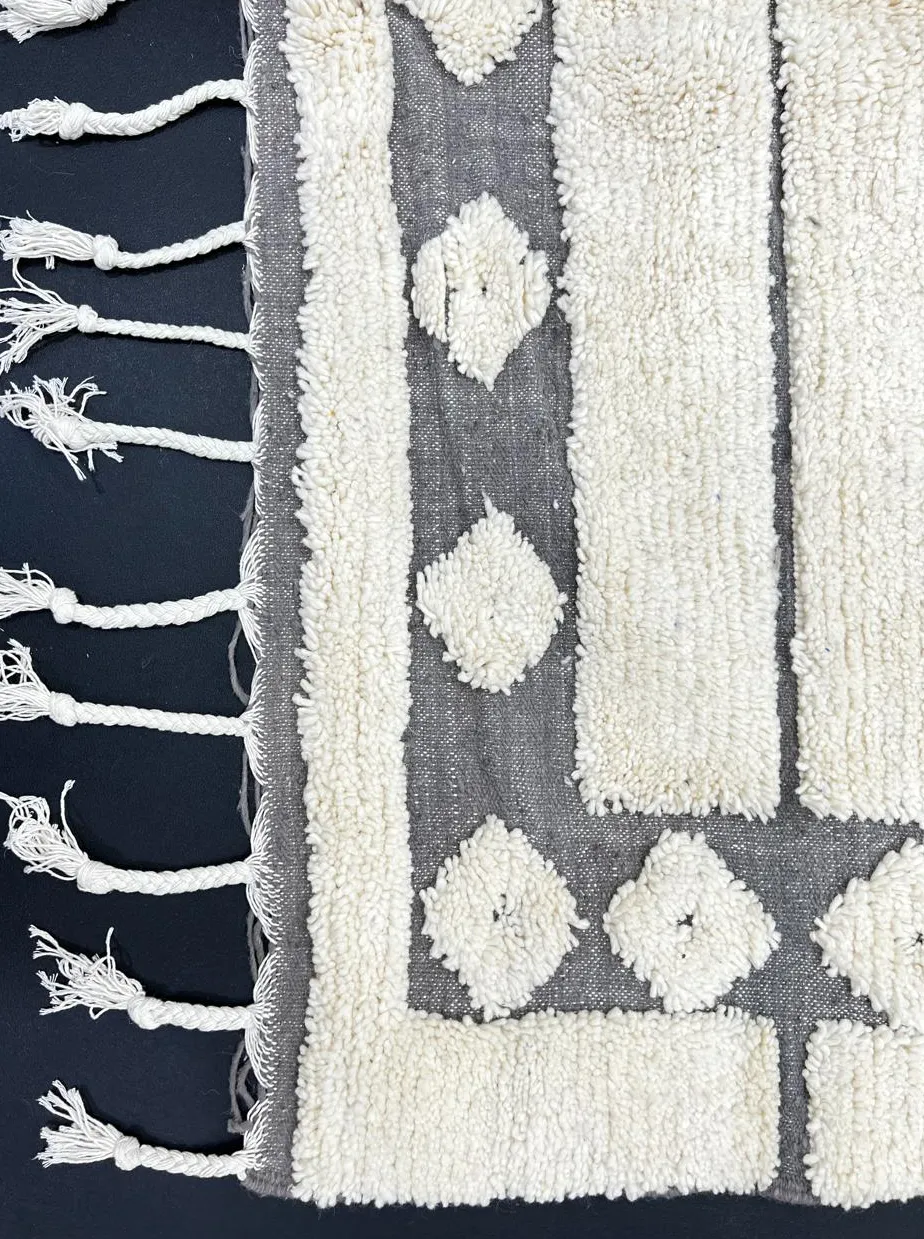 Tapis de couloir berbère Tamurt blanc et gris aux motifs berbères, vue 3 sur 4