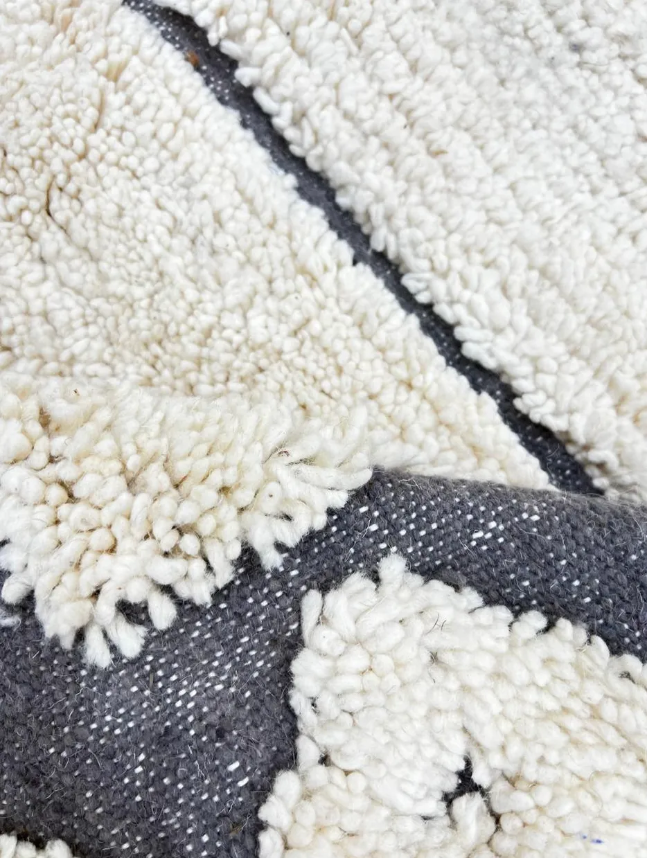 Tapis de couloir berbère Tamurt blanc et gris aux motifs berbères, vue 4 sur 4