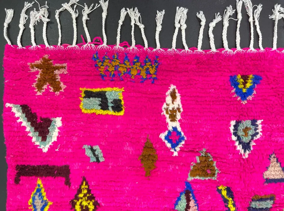Tapis de couloir berbère Tanant rose et multicolore, vue 3 sur 4