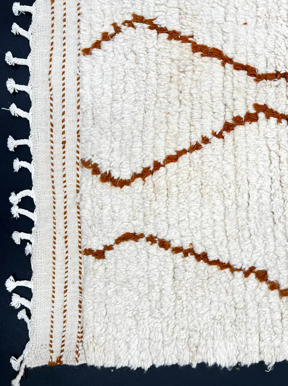 Tapis de couloir berbère Tanirt blanc et marron, vue 3 sur 4