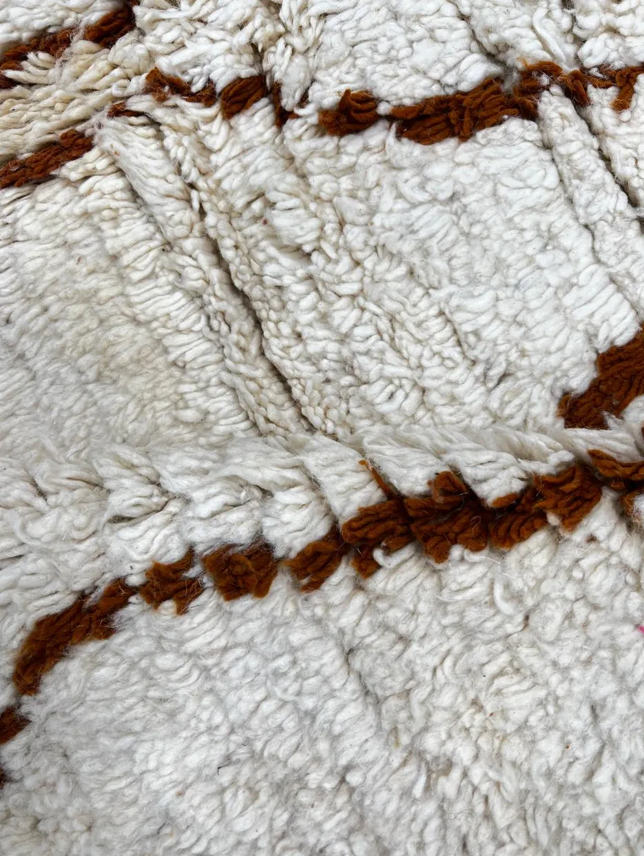 Tapis de couloir berbère Tanirt blanc et marron, vue 4 sur 4