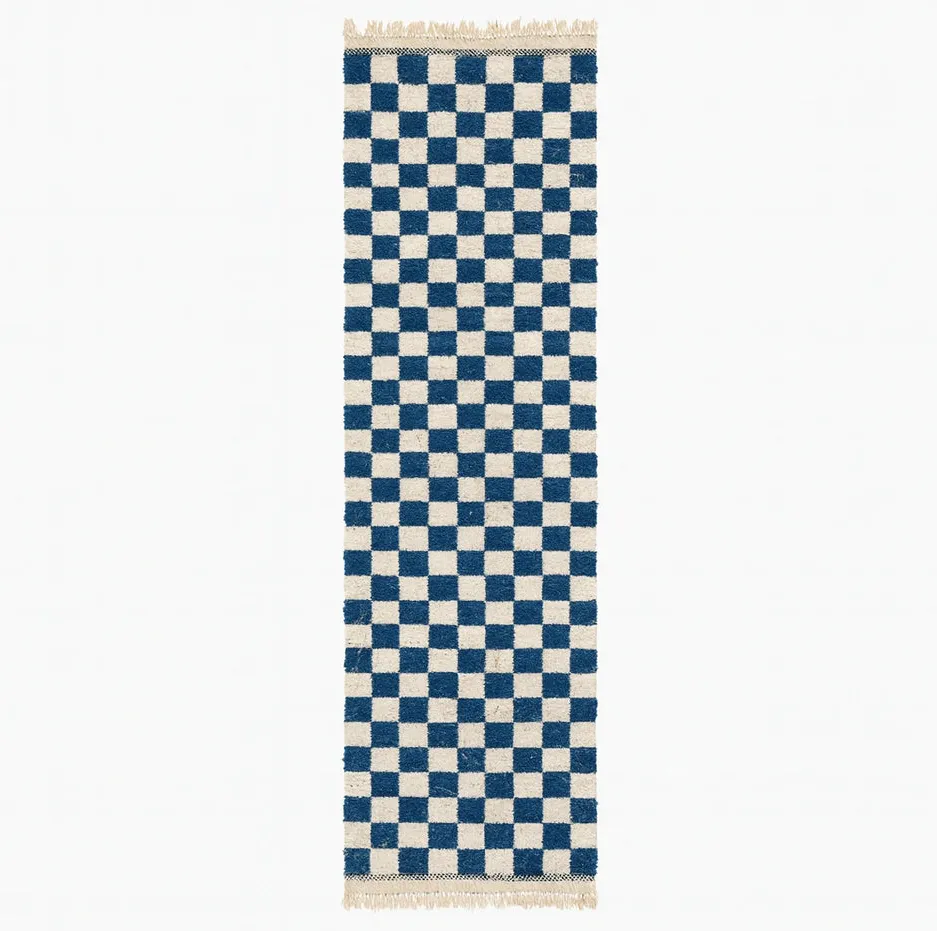Tapis de couloir berbère Tasa bleu à damier — tapis berbères contemporains tissé à la main