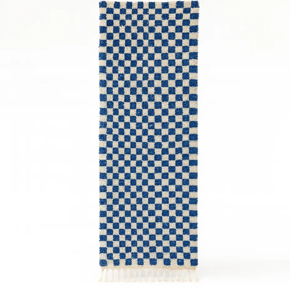 Tapis de couloir berbère Tassaout bleu à damier — tapis berbères contemporains tissé à la main