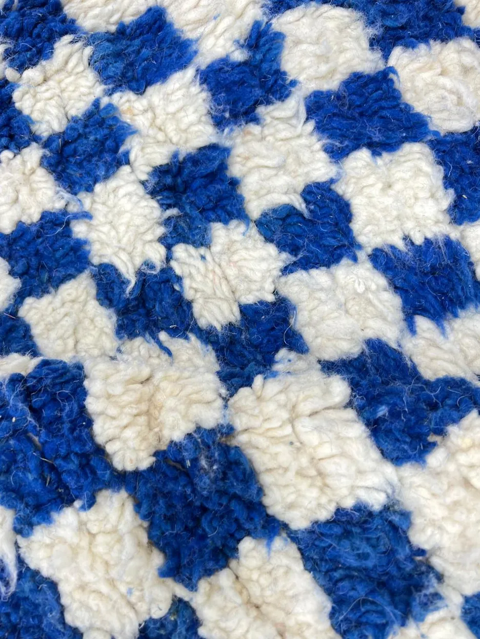 Tapis de couloir berbère Tassaout bleu à damier, vue 3 sur 4