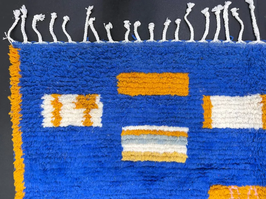 Tapis de couloir berbère Tazzarine bleu aux motifs géométriques, vue 3 sur 4