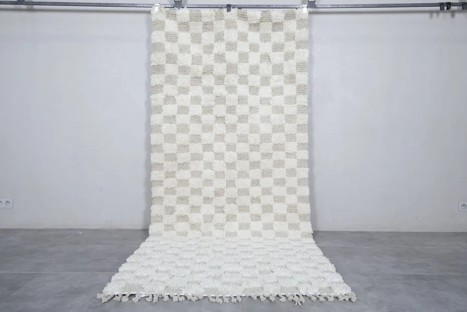 Tapis de couloir berbère Tessaout crème et beige à damier, vue 3 sur 7