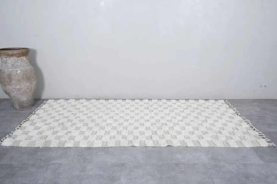 Tapis de couloir berbère Tessaout crème et beige à damier, vue 4 sur 7