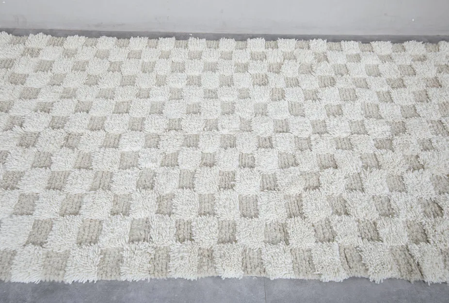 Tapis de couloir berbère Tessaout crème et beige à damier, vue 5 sur 7