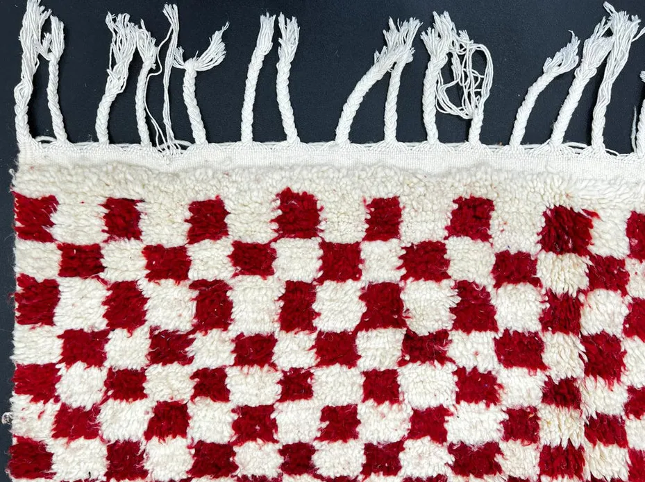 Tapis de couloir berbère Thiya rouge et blanc à damier, vue 3 sur 4