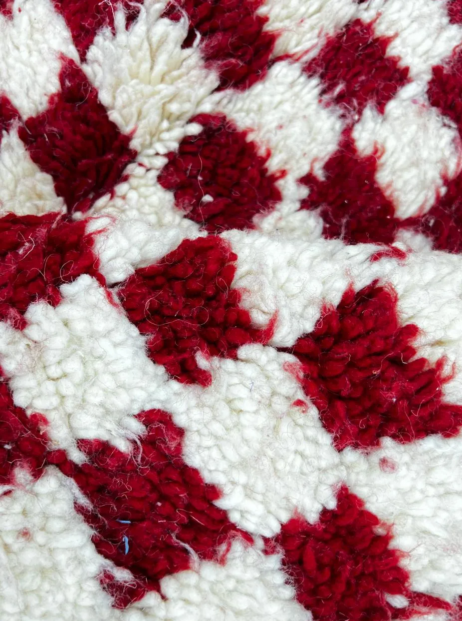 Tapis de couloir berbère Thiya rouge et blanc à damier, vue 4 sur 4