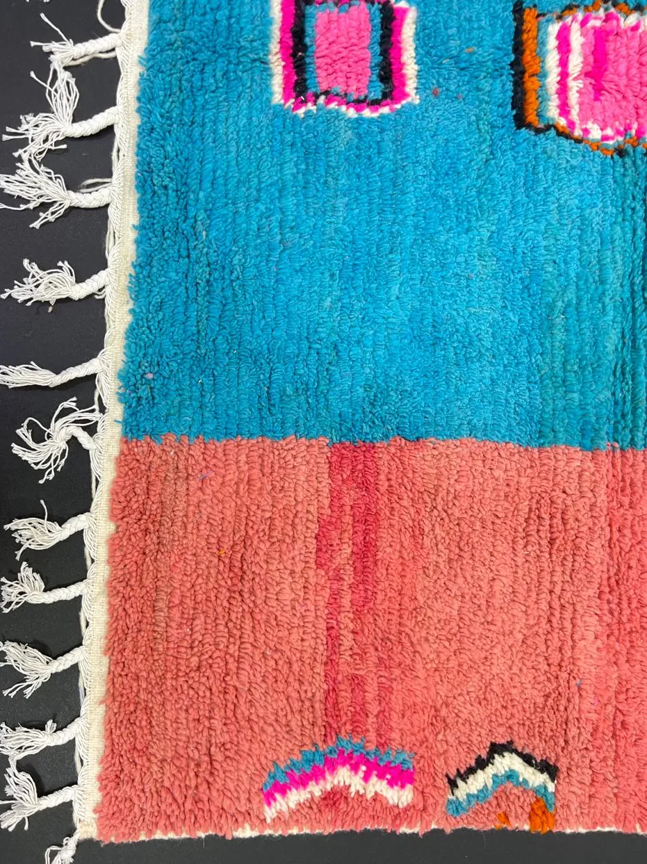 Tapis de couloir berbère Tiflet rose et bleu, vue 3 sur 4