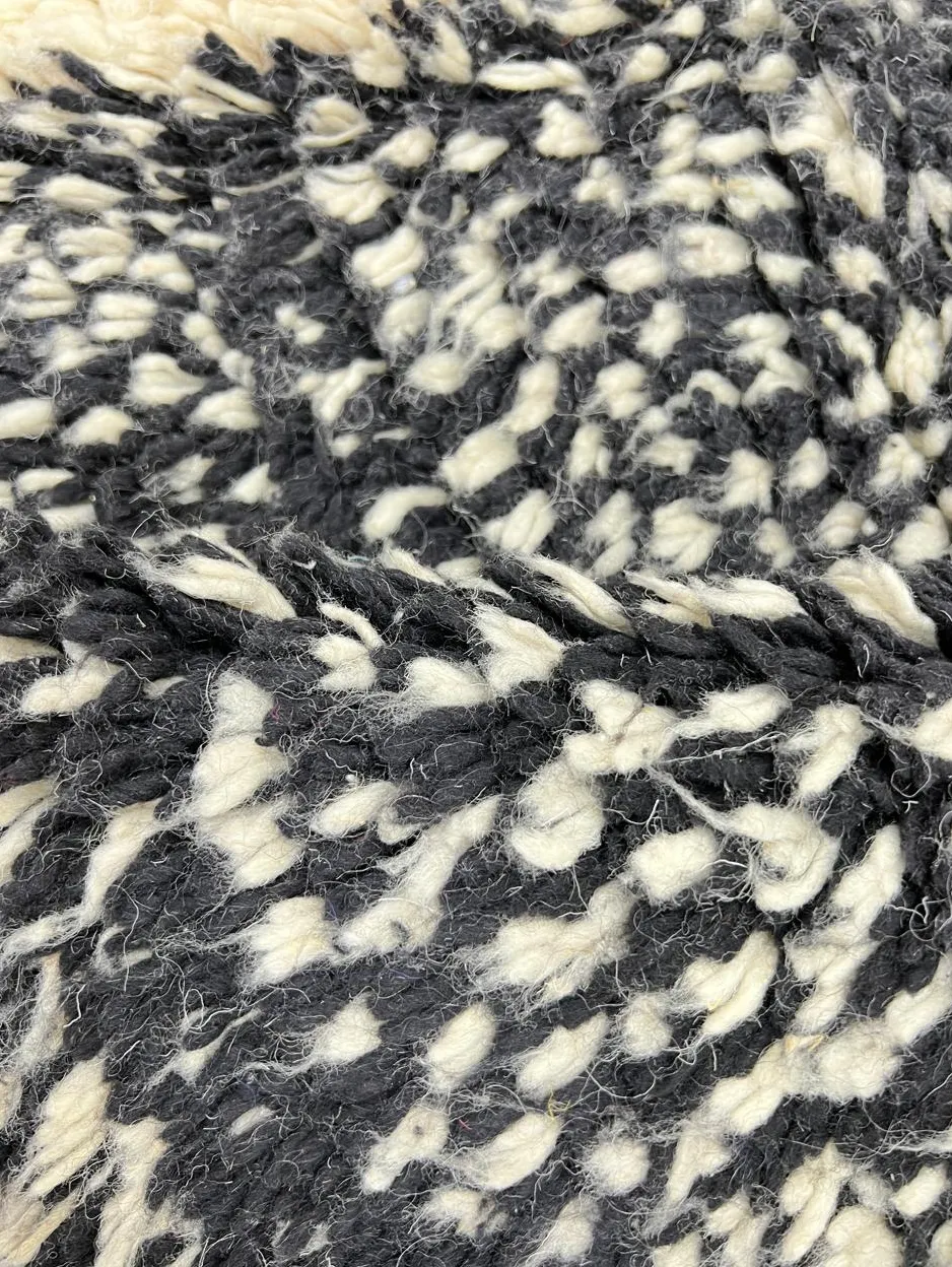 Tapis de couloir berbère Tifounassine noir et blanc, vue 3 sur 4