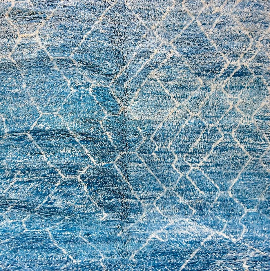 Tapis de couloir berbère Tilila bleu aux motifs géométriques, vue 3 sur 4