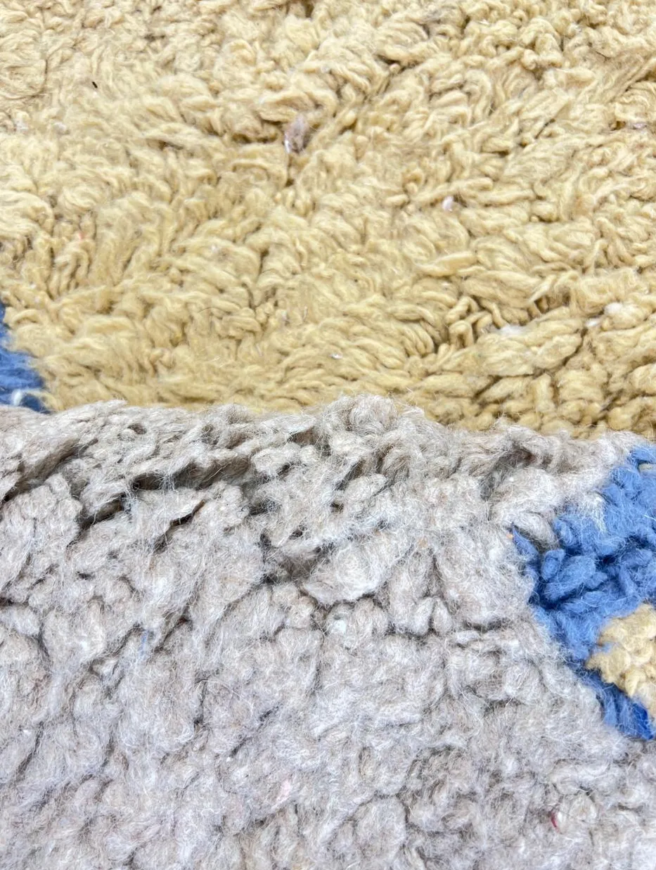 Tapis de couloir berbère Tinghir jaune aux motifs géométriques, vue 3 sur 4
