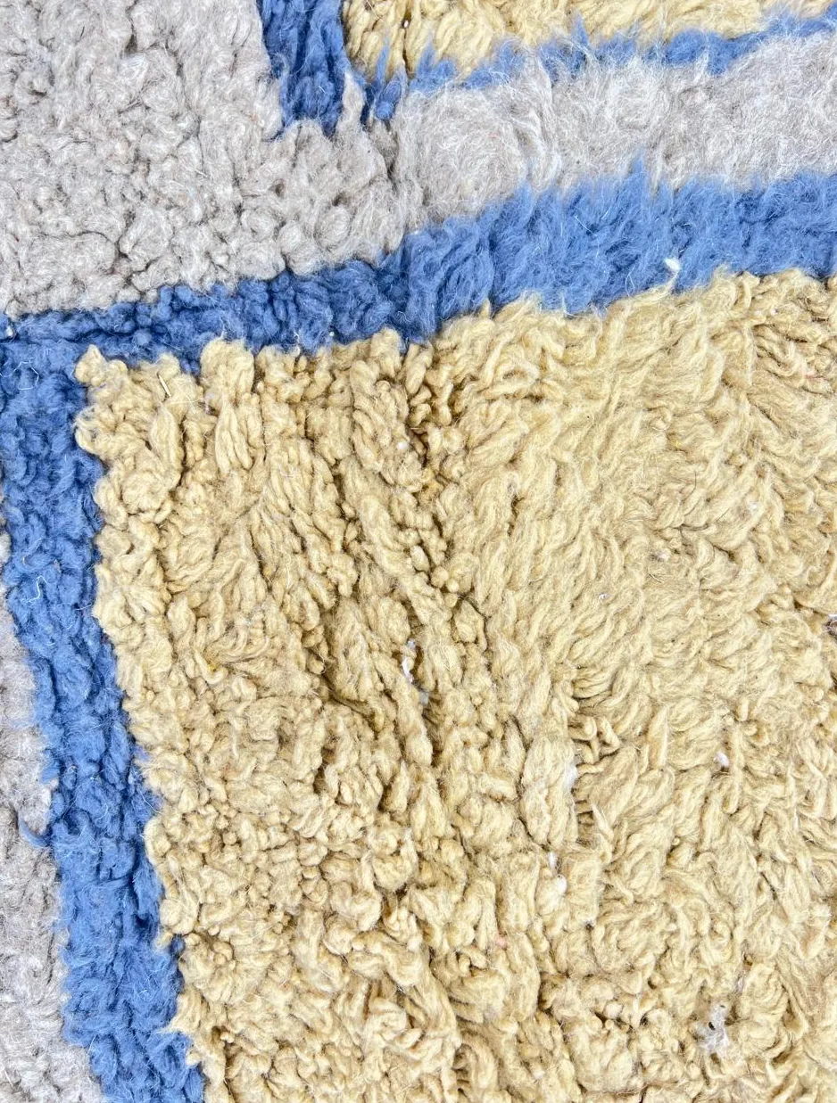 Tapis de couloir berbère Tinghir jaune aux motifs géométriques, vue 4 sur 4