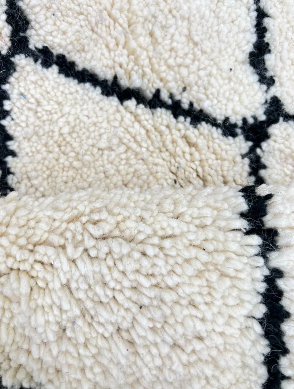 Tapis de couloir berbère Tirhza noir et blanc à losanges, vue 3 sur 4