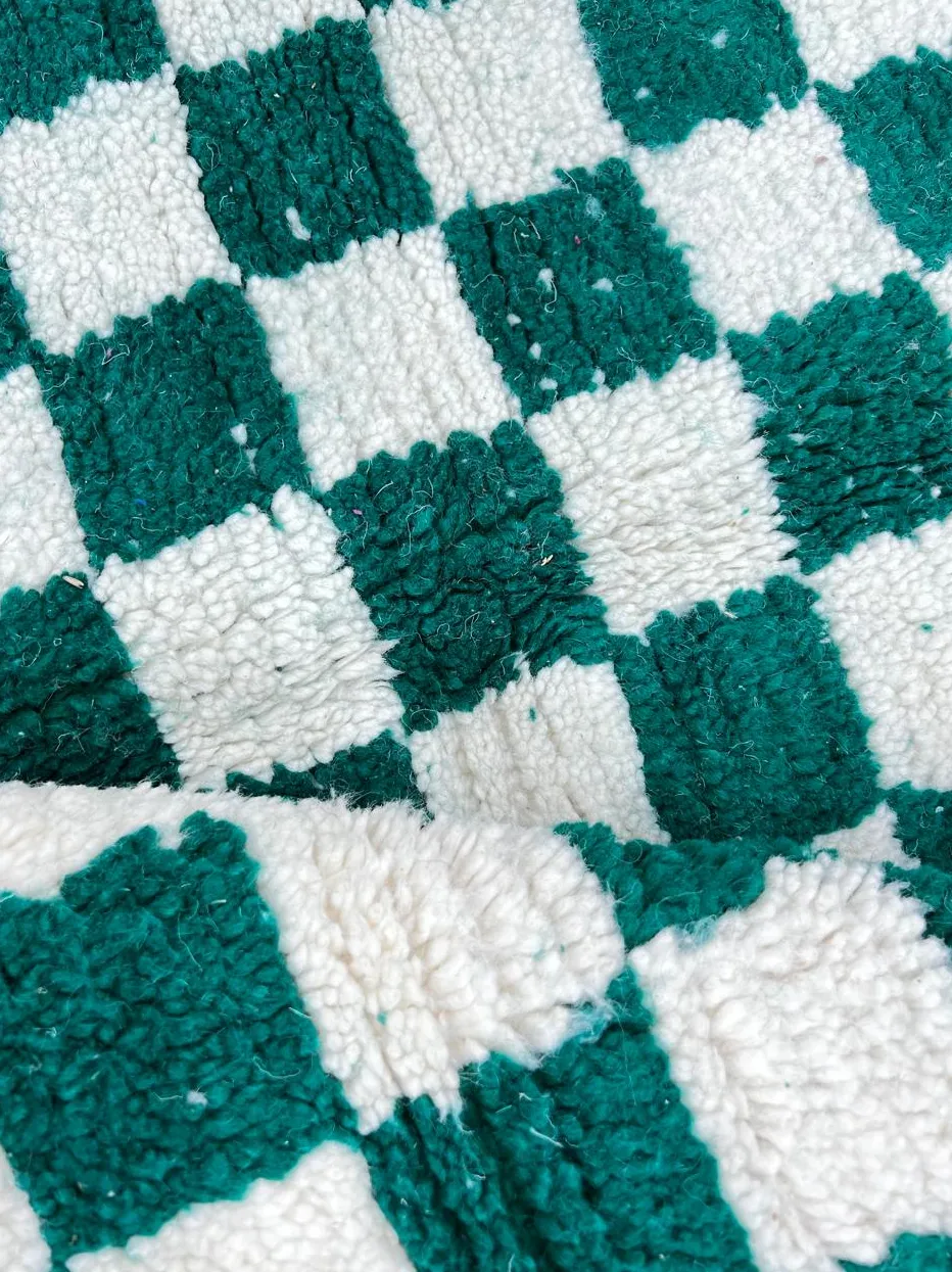 Tapis de couloir berbère Tizi vert et blanc à damier, vue 3 sur 4
