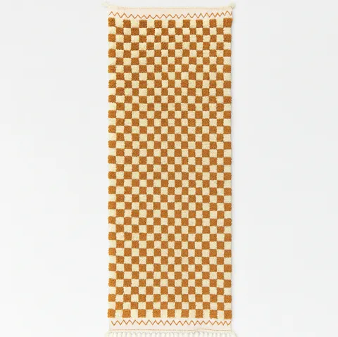 Tapis de couloir berbère Udad marron à damier — tapis berbères contemporains