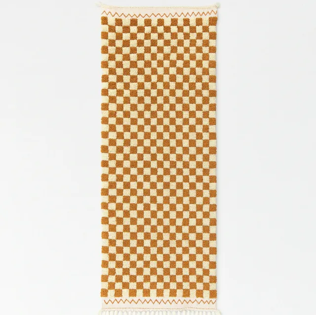 Tapis de couloir berbère Udad marron à damier — tapis berbères contemporains