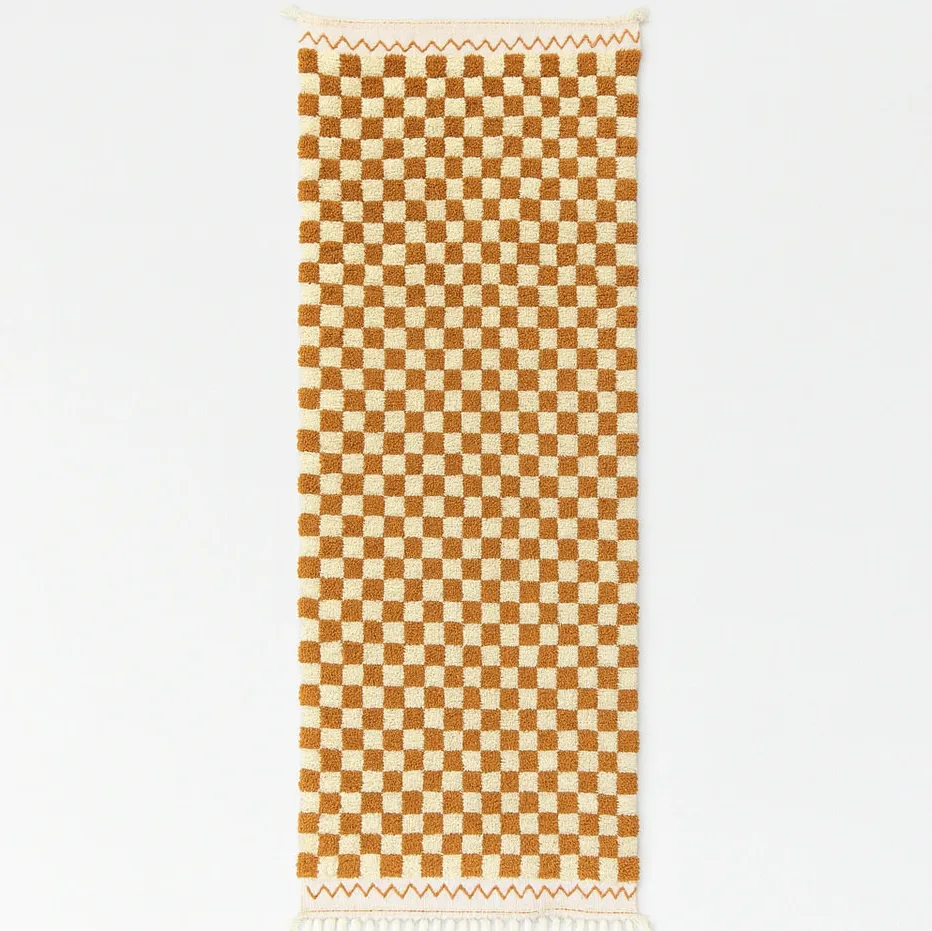 Tapis de couloir berbère Udad marron à damier — tapis berbères contemporains tissé à la main