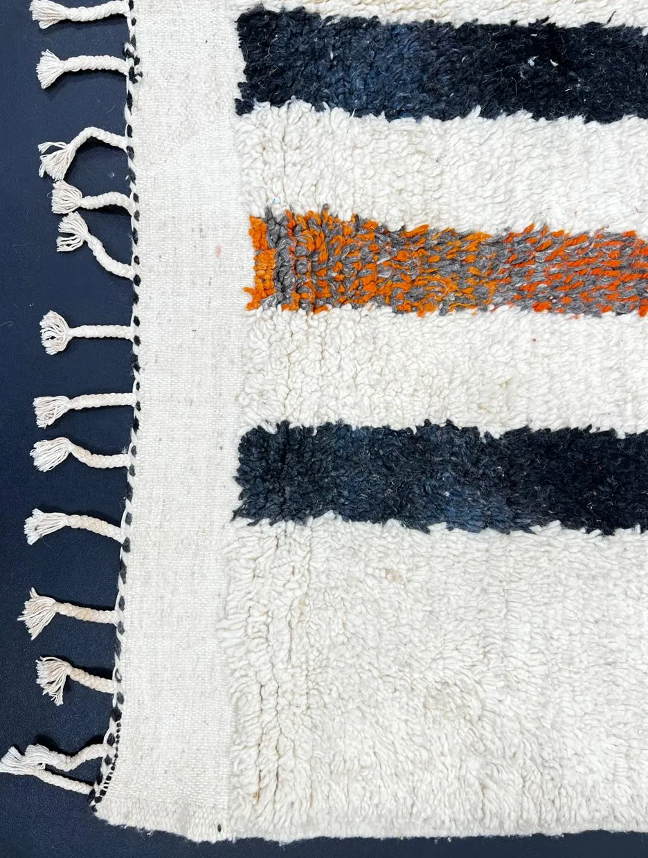 Tapis de couloir berbère Yuba noir et orange au dessin abstrait, vue 3 sur 4