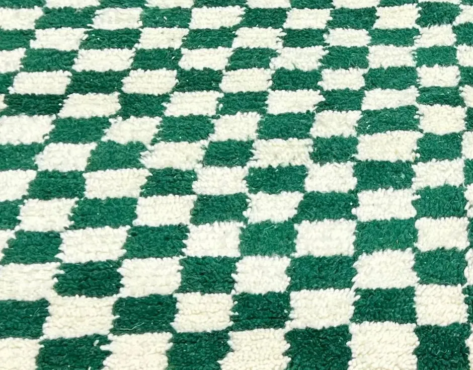 Tapis de couloir berbère Zegga vert et blanc à damier, vue 3 sur 4