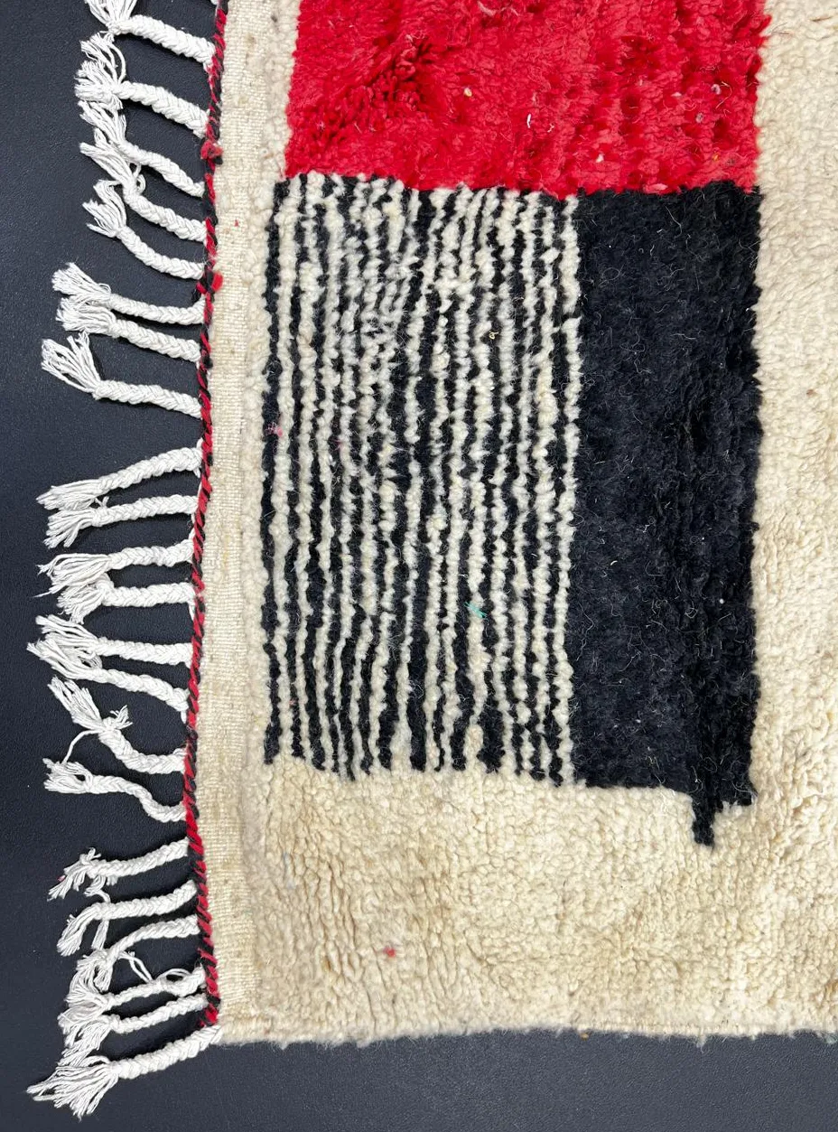 Tapis de couloir berbère Ziri rouge et noir à lignes, vue 3 sur 4