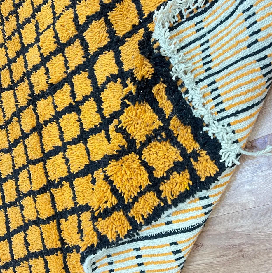 Tapis de couloir berbère Ziz moutarde et noir à damier, vue 3 sur 4