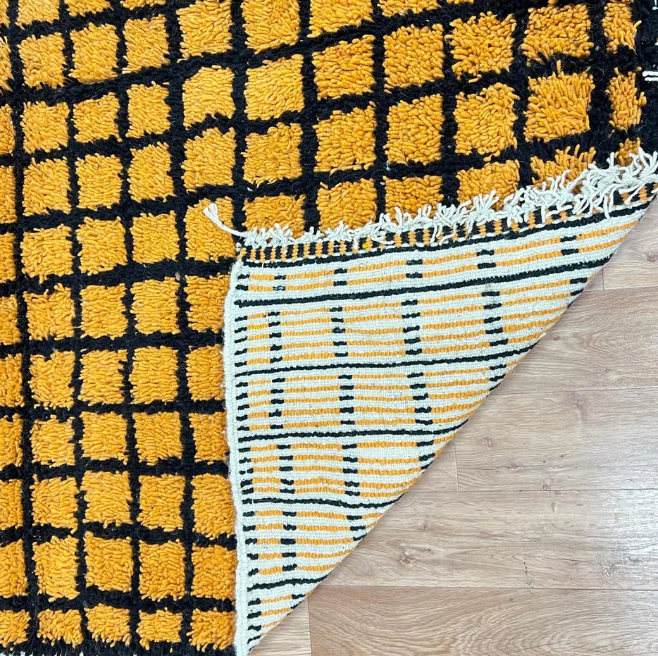 Tapis de couloir berbère Ziz moutarde et noir à damier, vue 4 sur 4