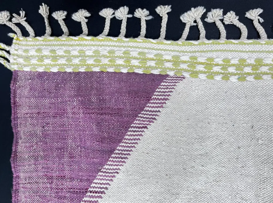 Tapis de couloir kilim Anezi vert et violet aux motifs géométriques, vue 3 sur 4