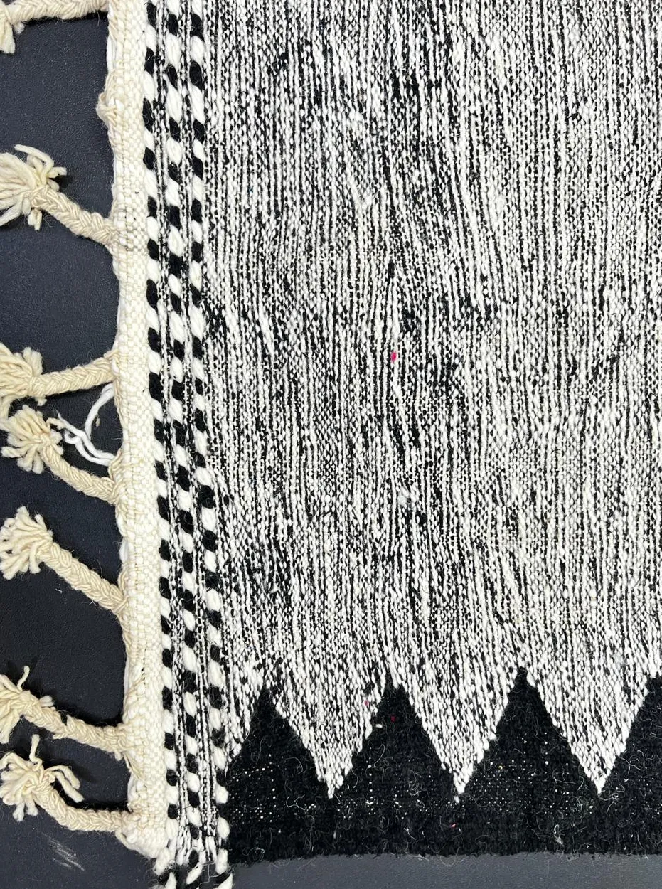 Tapis de couloir kilim Asilah noir et blanc, vue 3 sur 4