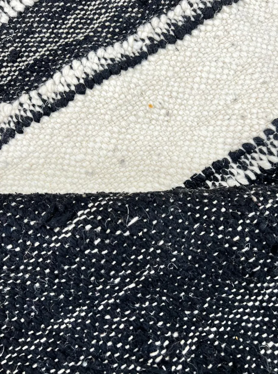Tapis de couloir kilim Gaya noir et blanc uni, vue 3 sur 4