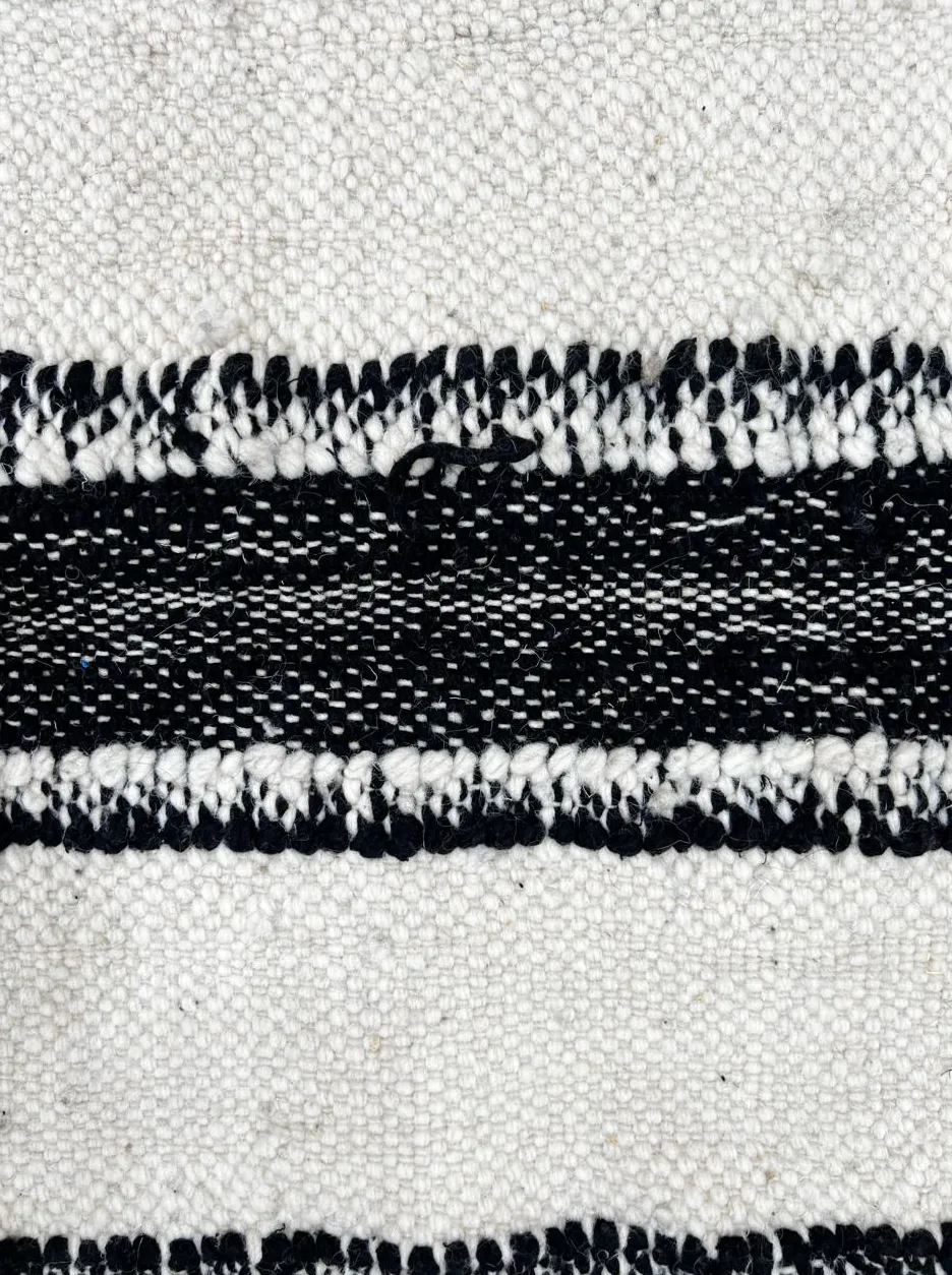 Tapis de couloir kilim Gaya noir et blanc uni, vue 4 sur 4