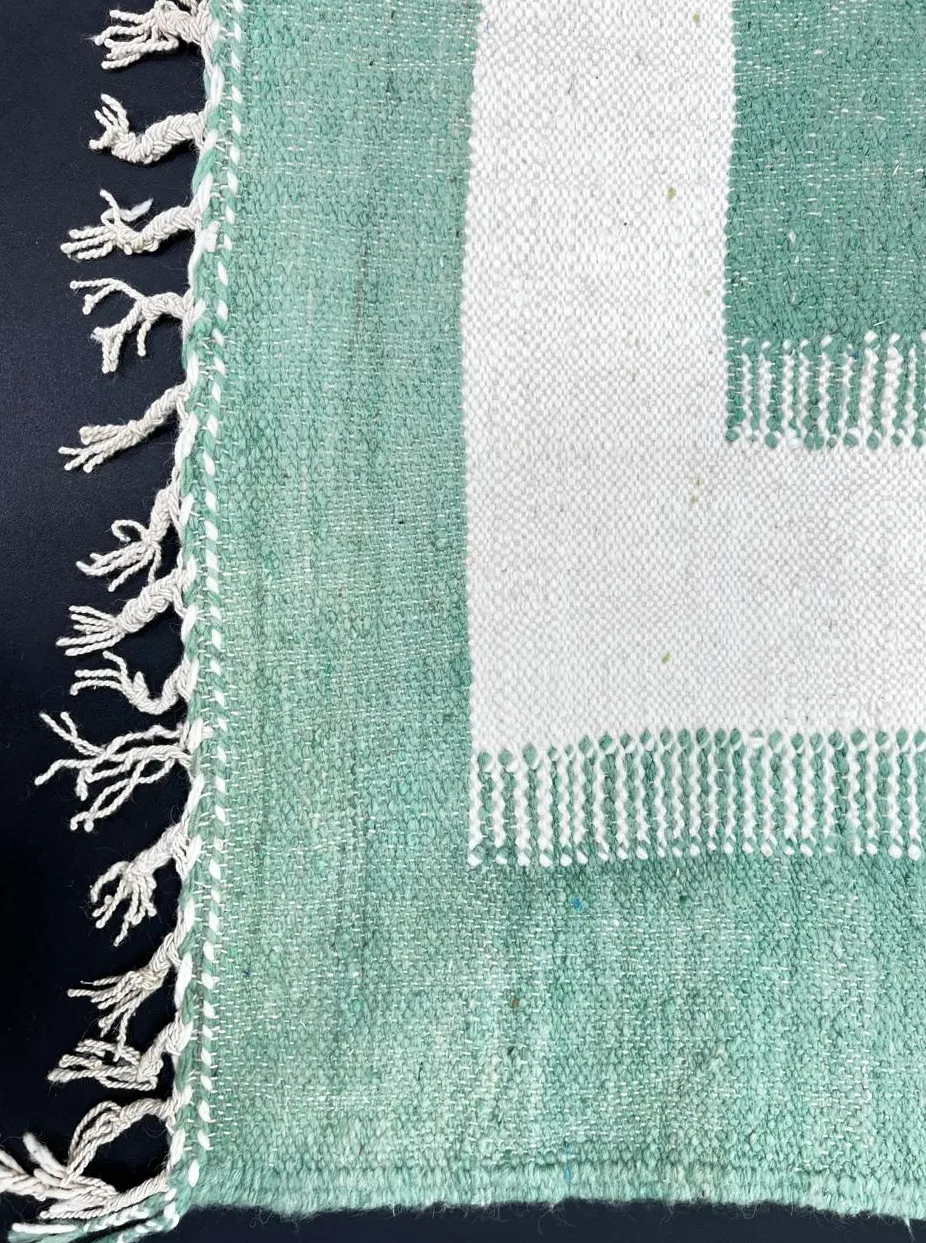 Tapis de couloir kilim Guelmim vert et blanc aux motifs géométriques, vue 3 sur 4
