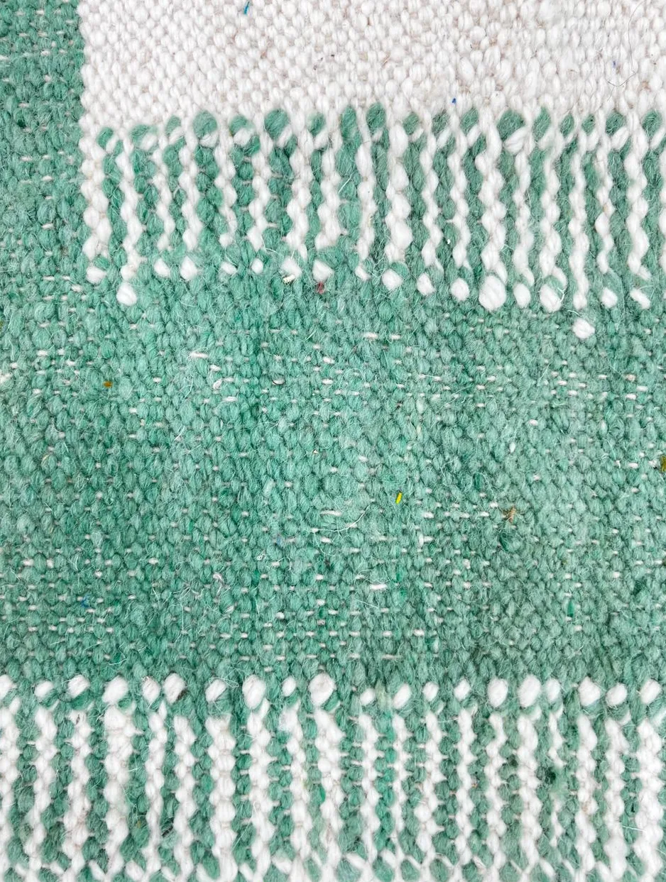 Tapis de couloir kilim Guelmim vert et blanc aux motifs géométriques, vue 4 sur 4