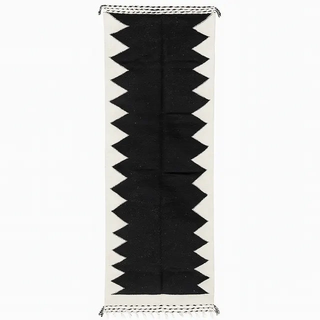 Tapis de couloir kilim Rommani noir et blanc aux motifs géométriques — tapis kilim