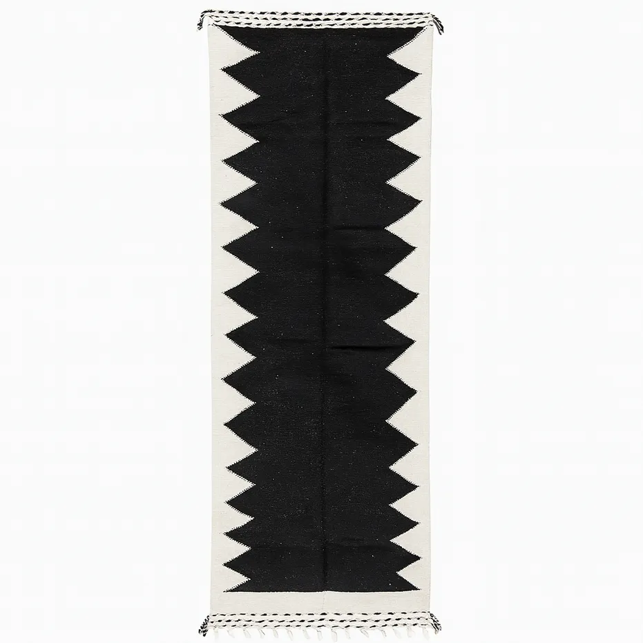 Tapis de couloir kilim Rommani noir et blanc aux motifs géométriques — tapis kilim tissé à la main