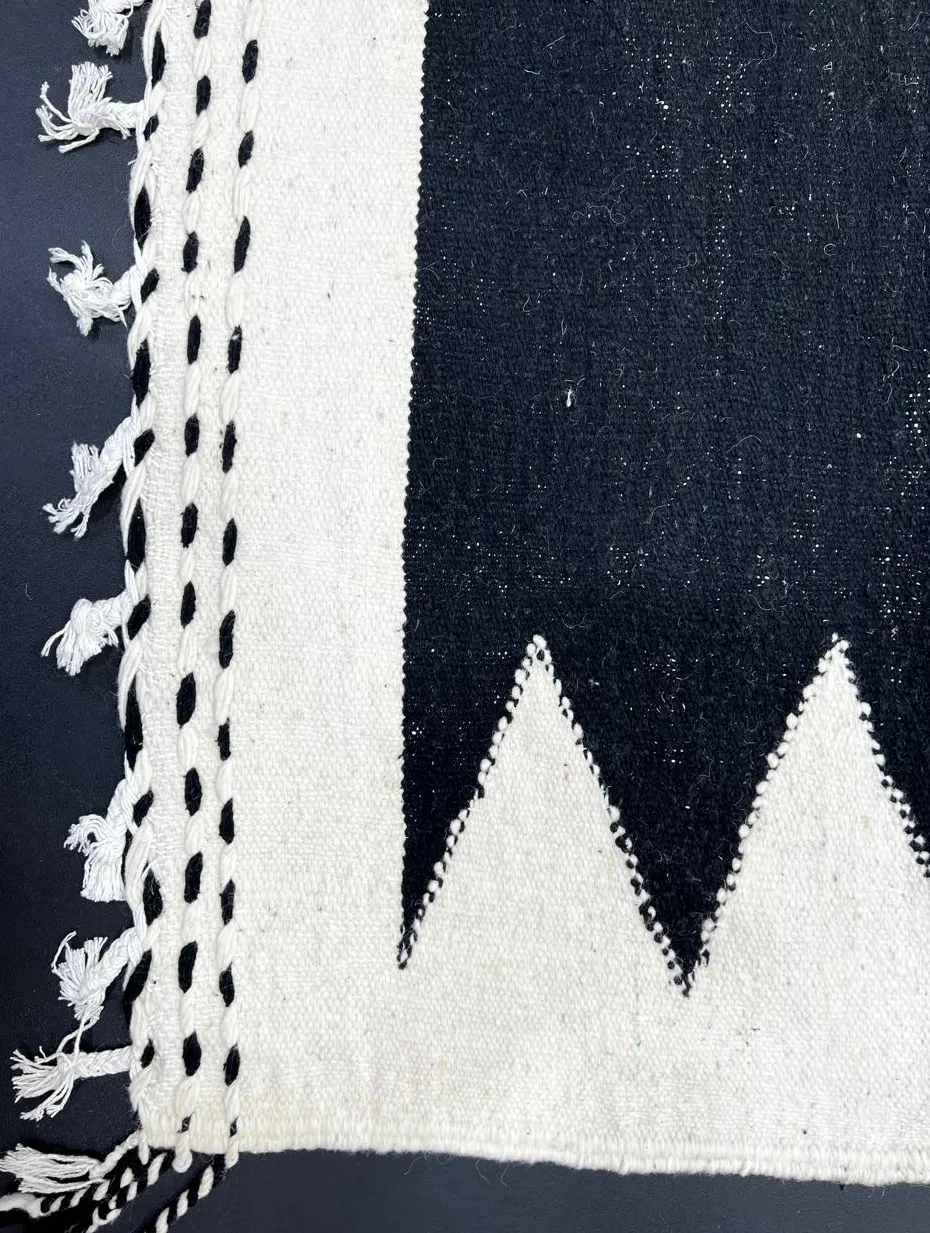 Tapis de couloir kilim Rommani noir et blanc aux motifs géométriques, vue 3 sur 4
