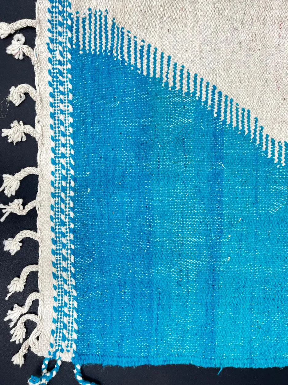 Tapis de couloir kilim Tarfaya violet et bleu aux motifs géométriques, vue 3 sur 4
