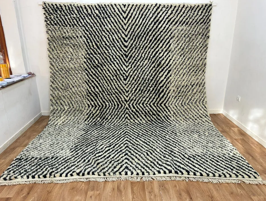 Tapis Mrirt Abid noir et blanc à lignes, vue 3 sur 4