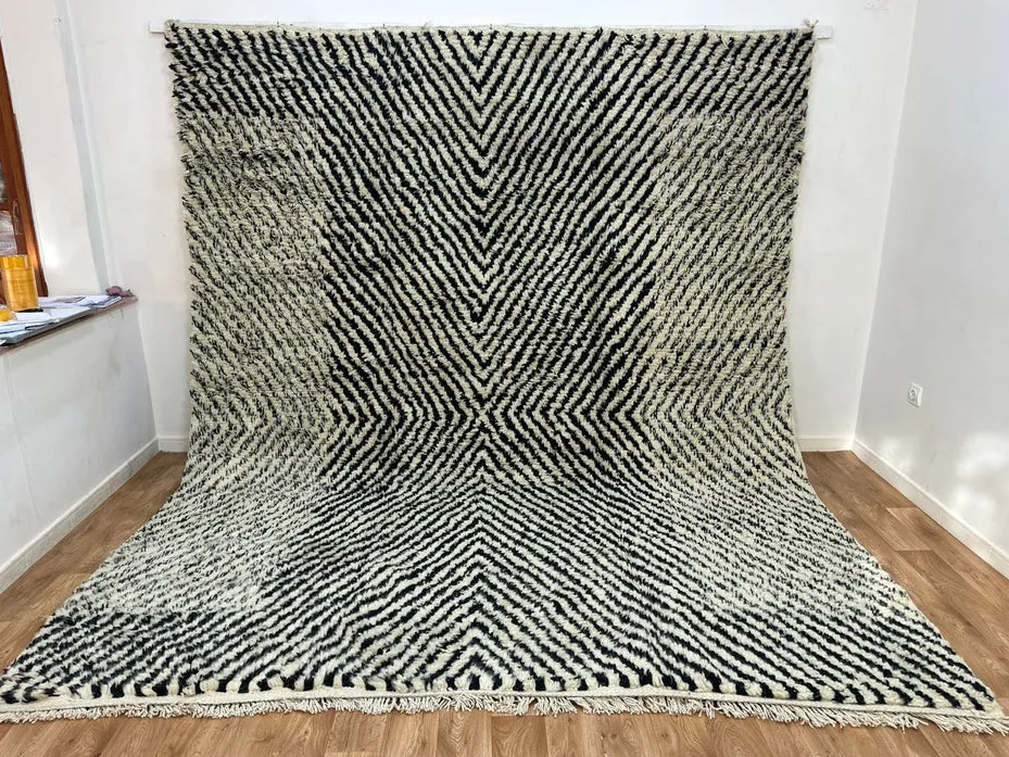 Tapis Mrirt Abid noir et blanc à lignes, vue 4 sur 4