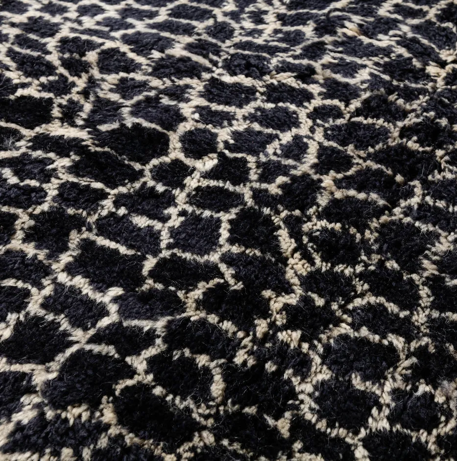 Tapis Mrirt Bouarfa beige et noir, vue 3 sur 7
