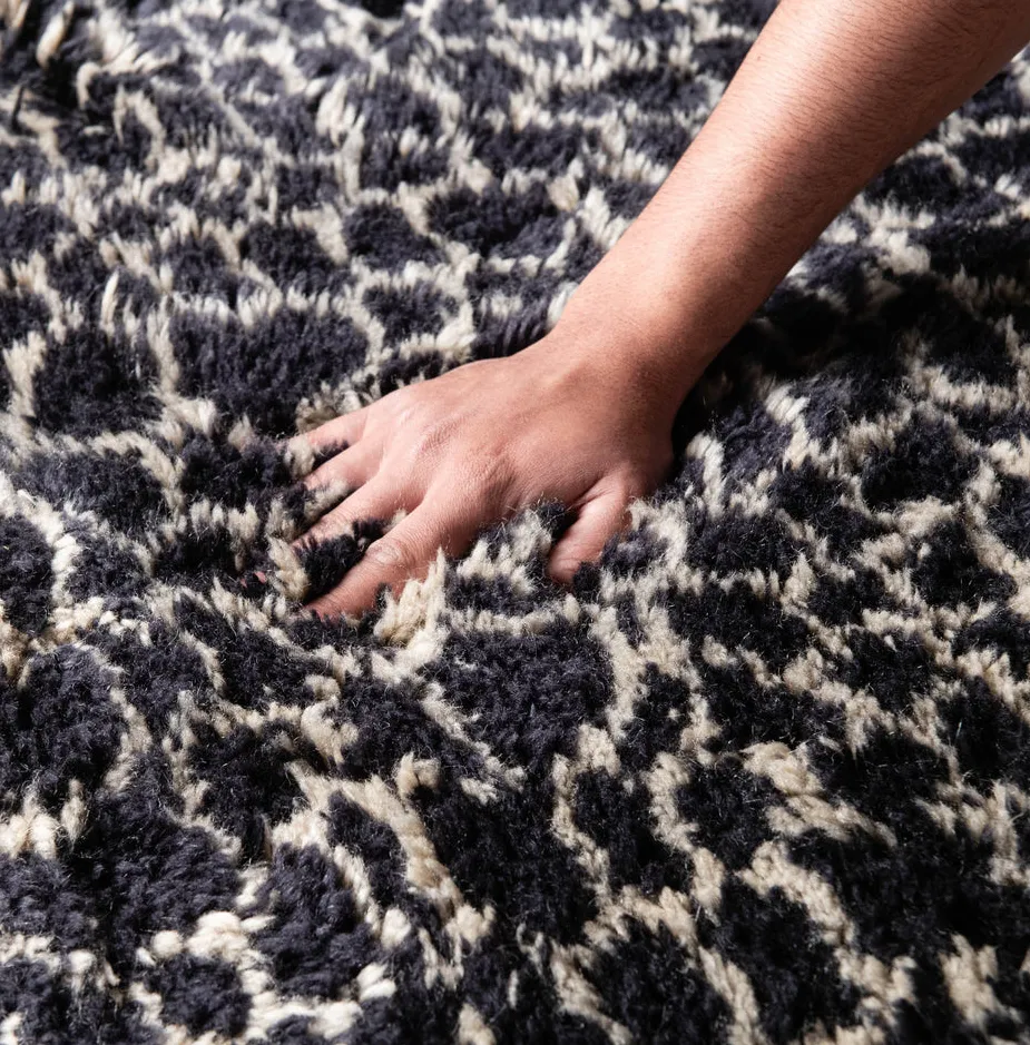 Tapis Mrirt Bouarfa beige et noir, vue 5 sur 7